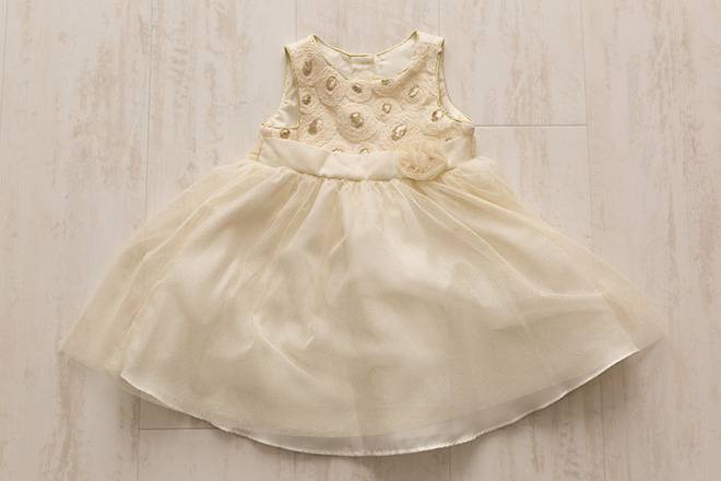 1歳の赤ちゃん記念撮影用白ベース洋服(ドレス)写真