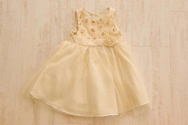 2歳の赤ちゃん記念撮影用白洋服(ドレス)写真