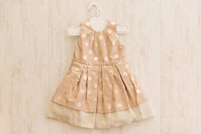 2歳の赤ちゃん記念撮影用ピンク水玉洋服(ドレス)写真