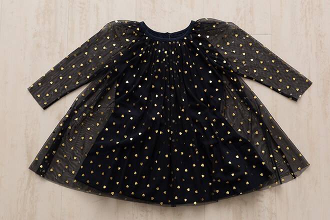 2歳の赤ちゃん記念撮影用黒地水玉洋服(ドレス)写真