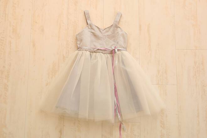 3歳～4歳子ども記念撮影用白ベース洋服(ドレス)写真