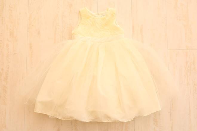 3歳～4歳子ども記念撮影用白ベース洋服(ドレス)写真