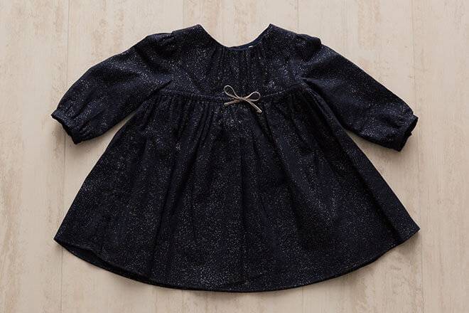 6ヶ月の赤ちゃん記念撮影用黒ベース洋服(ドレス)写真