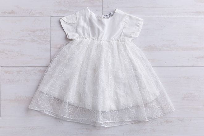 1歳の女の子に、女の子らしい優しいデザイン。裾広がりの白ワンピース。