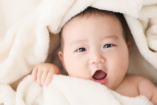 横浜で赤ちゃんの写真を撮るならリトルツリーフォトスタジオで。毛布にくるまれた裸の赤ちゃんかわいいですね。